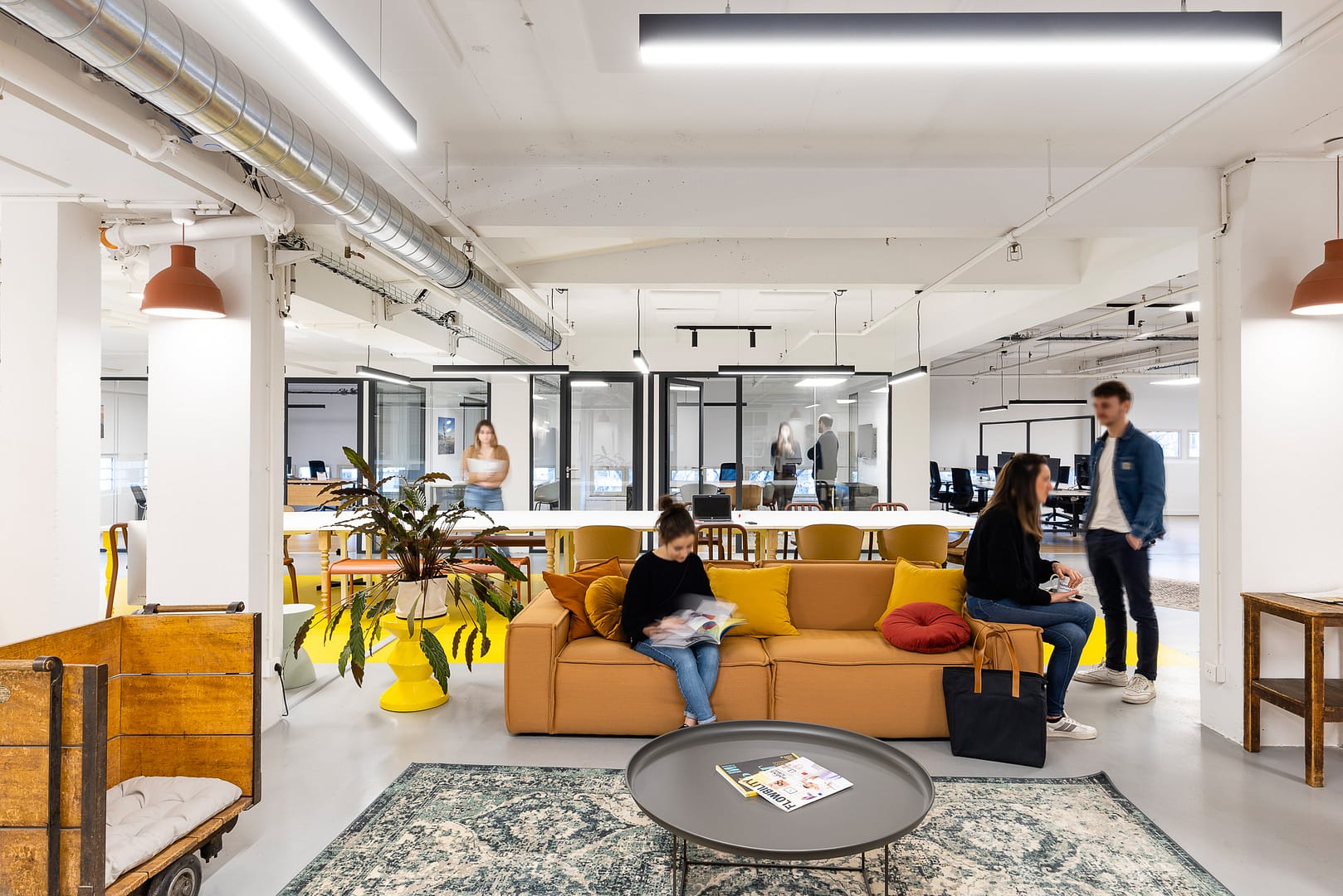 Aménagement open-space, salle de pause, cloison vitrée et cuisine d'entreprise