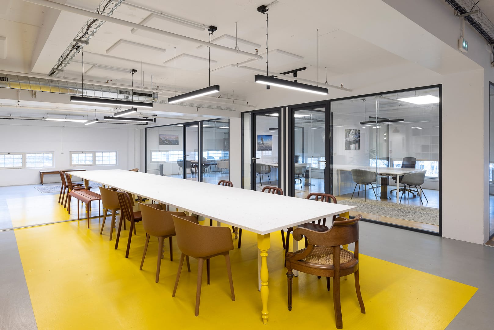 Aménagement open-space, salle de pause en matériaux recyclés, cloison vitrée et bureaux individuel