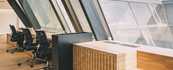 Aménagement des bureaux Hines à la Manufacture Livingstone avec vue sur Montmartre, signé MAKE Office
