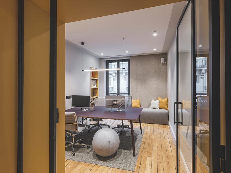 🔥 Optimisation de l'espace d'un des bureaux MAKE Office offrant une idée de mélange de couleurs. 🔥 - Bureaux dans les tons gris, jaune et violet - 2 support écrans - Bench bureau et salle de réunion - cloison acoustique ... 📸